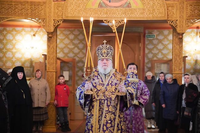 Митрополит Герман совершил литургию в Новодворском храме Курского Свято-Троицкого женского монастыря