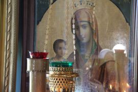 В Курском Свято-Троицком монастыре пребывает почитаемая икона Божией Матери «Троеручица»